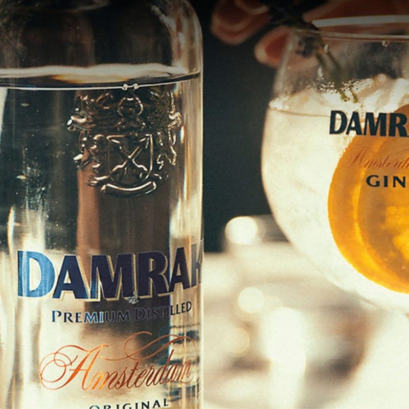 Damrak ginebra sin alcohol y un vaso de gin tonic