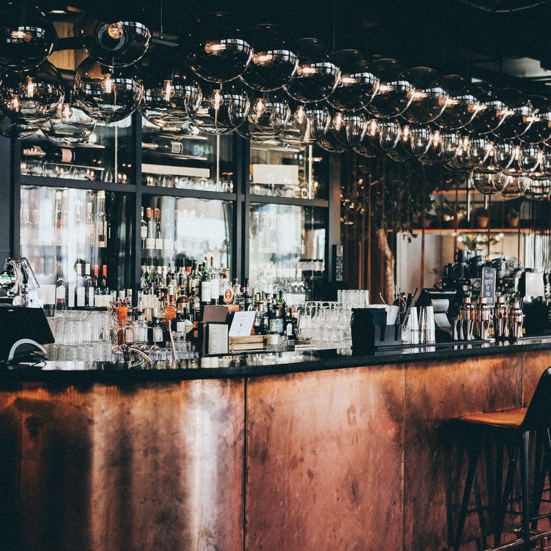 Quines begudes sense alcohol pots demanar en un bar restaurant