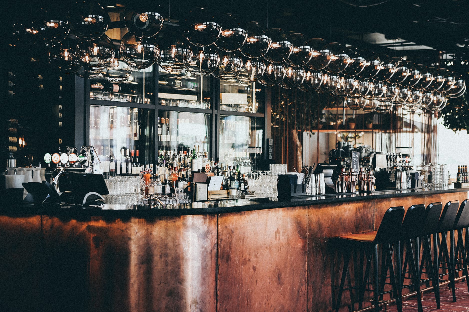 ¿Qué bebidas sin alcohol puedo pedirme en un bar para evitar refrescos y alcohol?
